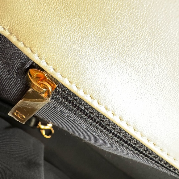 Chanel Bag! Excellent condition - Picture 11 of 13